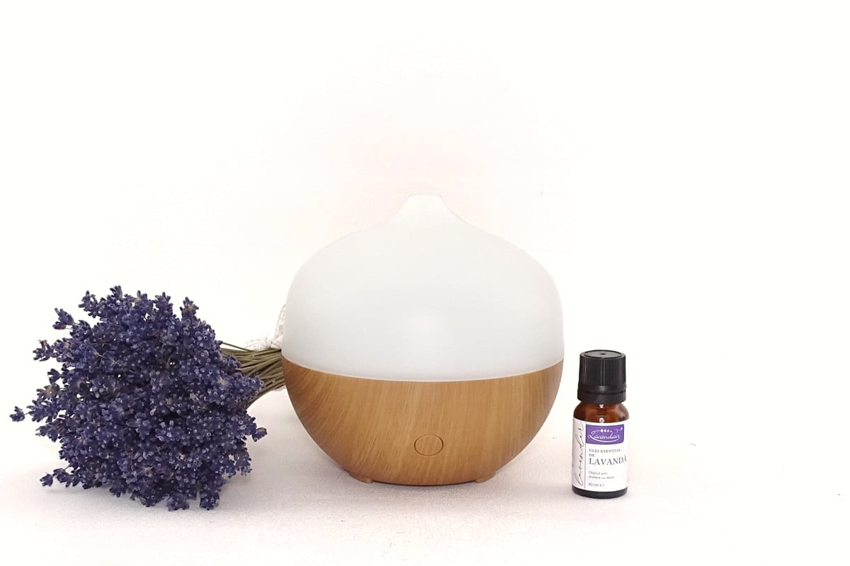 difuzor aromaterapie aruna cu ulei de lavanda
